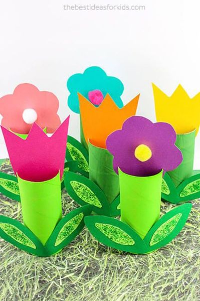 Používajte rolky toaletného papiera a spolu s farebnými papiermi na vytvorenie krásneho kvetinového záhrada.