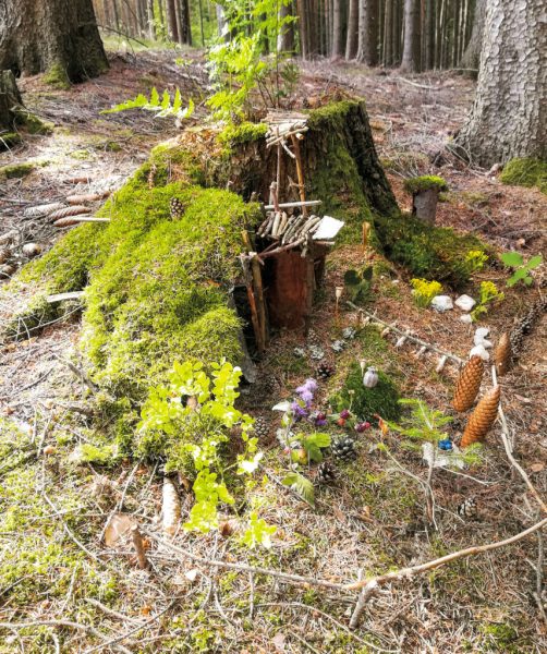 Stavba lesných domčekov z vetvičiek, listov a šišiek