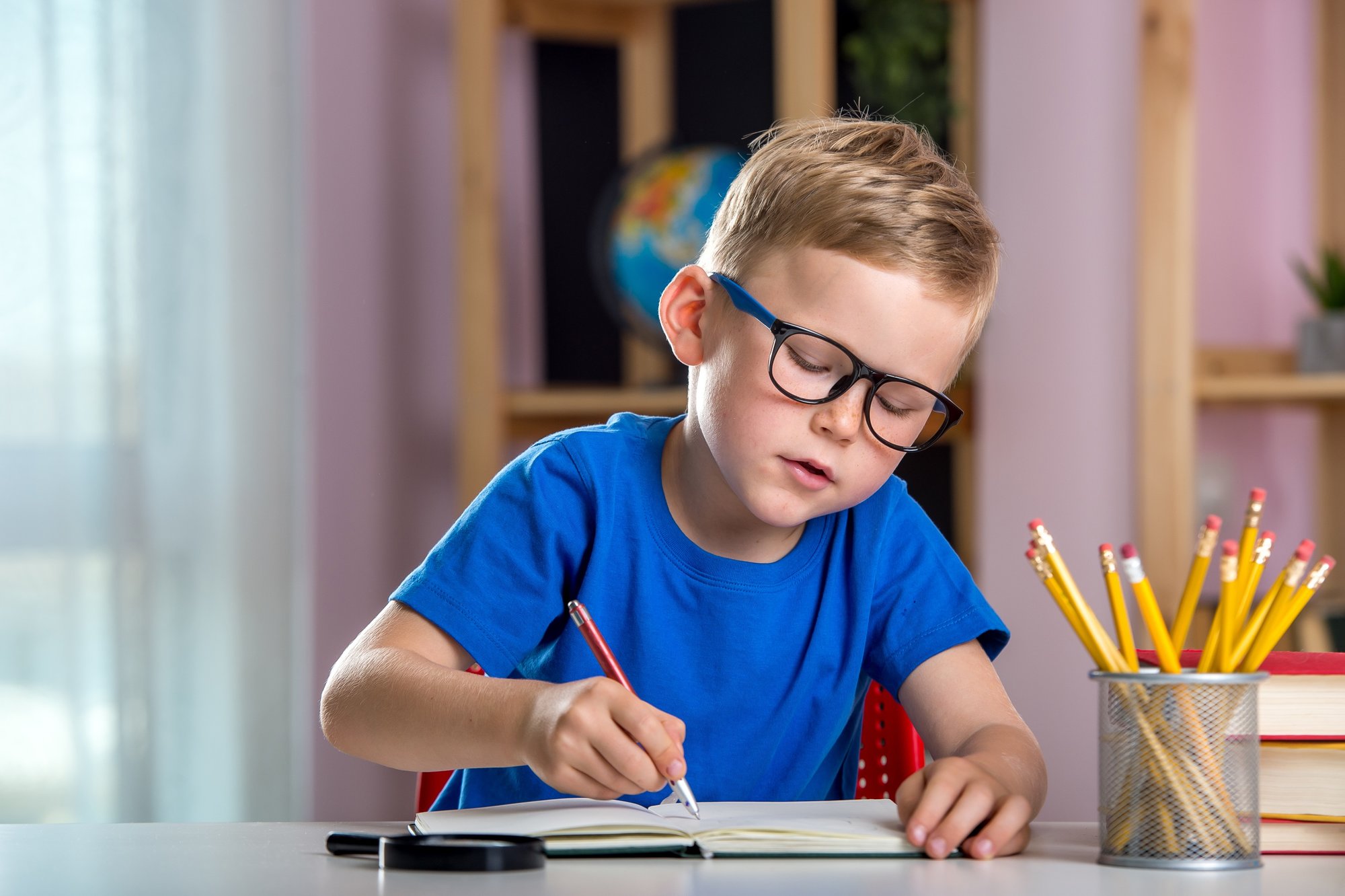 Pred nástupom do školy naučte svoje dieťa správne držať písacie potreby.