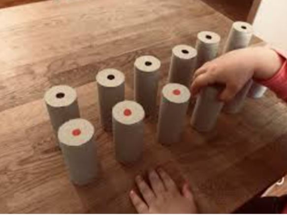 Vyrobte si doma zvukové valčeky z roliek od toaletného papiera.